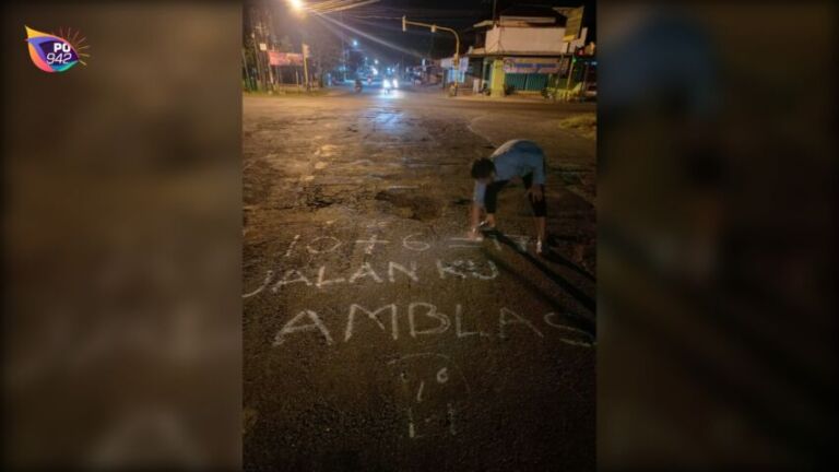 Warga Kritik Jalan Berlubang Dengan Tulisan (Foto: Sugeng)