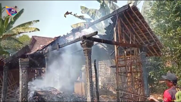 Bakar Sampah Berujung Kebakaran Kandang Sapi dan Kambing (Foto: Nuri Prasetyo)