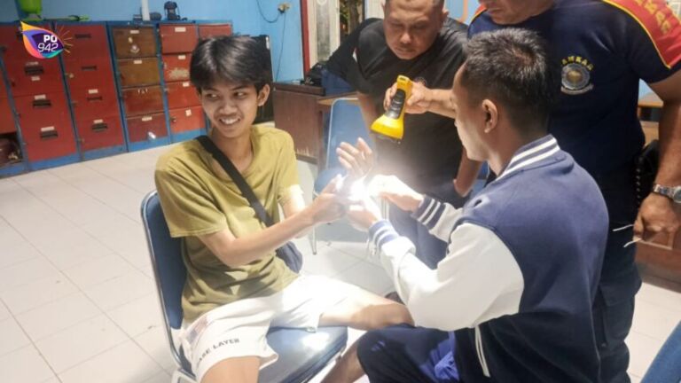 Pelajar SMK Minta Tolong ke Satpol PP karna Tak Bisa Lepas Borgol (Foto: Yudi)