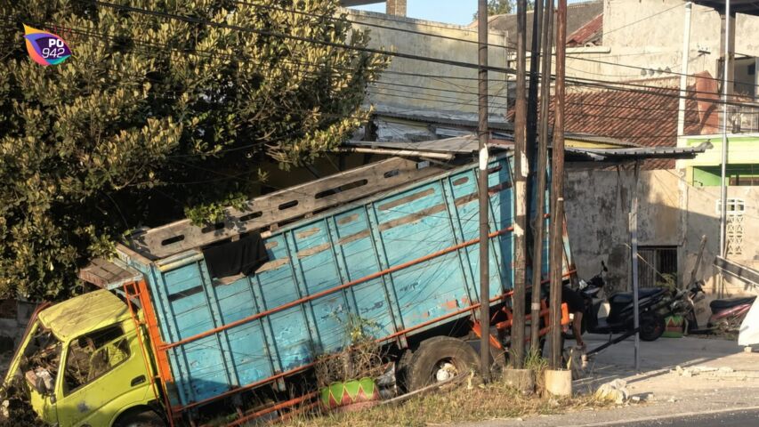 , Truk Masuk Parit di Barat Jembatan Sekayu (Foto: Agus Tri Cahyo W.)