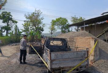 Mobil Pikap Terbakar karna Korsleting (Foto: Yudi)