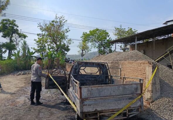 Mobil Pikap Terbakar karna Korsleting (Foto: Yudi)