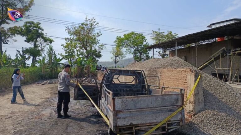 Mobil Pikap Terbakar karna Korsleting (Foto: Yudi)
