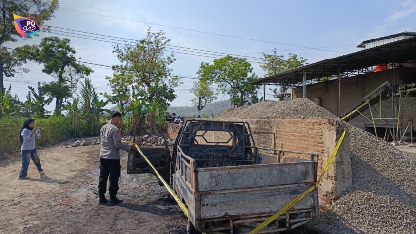 Mobil Pikap Terbakar karna Korsleting (Foto: Yudi)