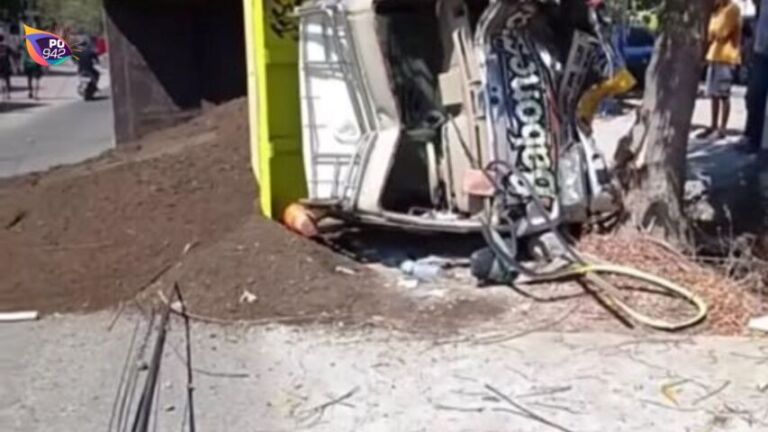 Truck Muatan Pasir Terguling di Jalan Jurusan Sampung (Foto: Agus Supriyanto)