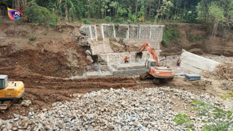 Jembatan Plapar Caluk Slahung Mulai Diperbaiki (Foto: Yudi)