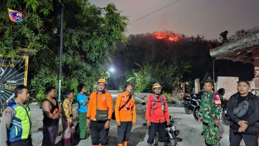 Menyala, Bukit Gombak Desa Sukosari Kauman Ponorogo, 5 Hektare Lahan Jati Terbakar (Foto: Qomari)