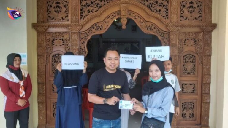 Pemdes Karangpatihan Balong Berikan Beasiswa (Foto: Eko Mulyadi)