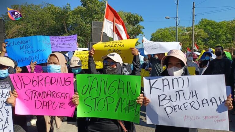 Ratusan Orang Gelar Demo untuk Melanjutkan Program MBG (Foto: Yudi)
