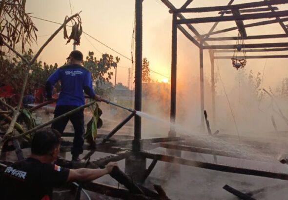 Rumah Joglo di Kelurahan Brotonegaran Terbakar (Foto: Bambang Supeno)