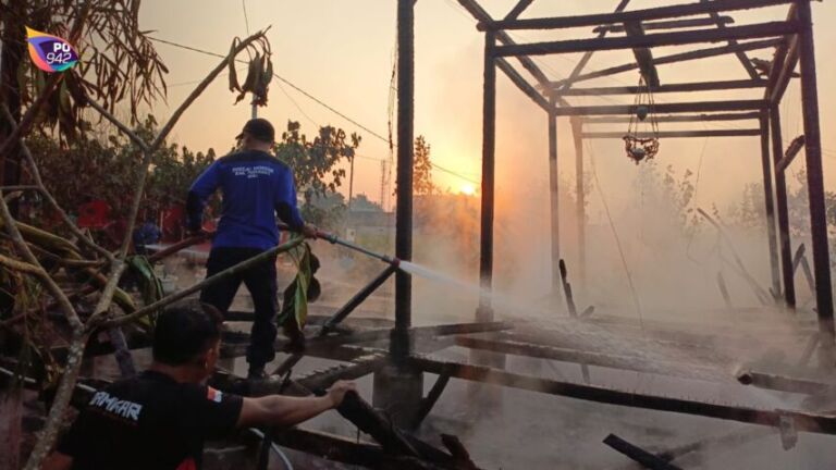 Rumah Joglo di Kelurahan Brotonegaran Terbakar (Foto: Bambang Supeno)