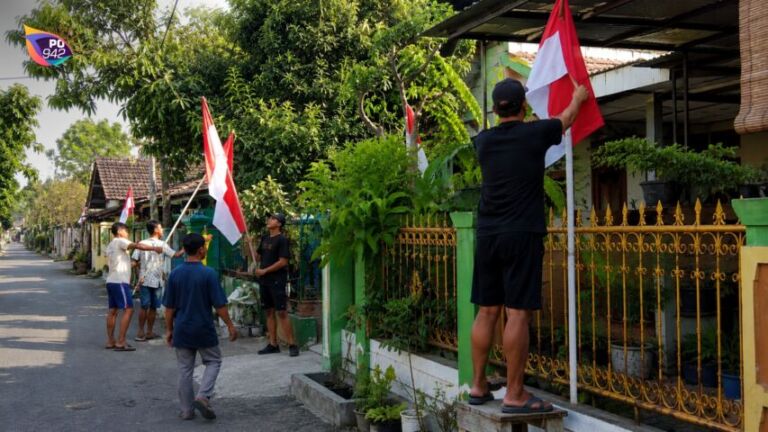 Pemuda Sukorejo Pasang Bendera Merah Putih di Rumah Warga (Foto: Ilustrasi)