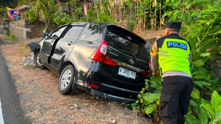 Sopir Mengantuk, Avanza Terperosok ke Selokan (Foto: Tutut Ariyanto)