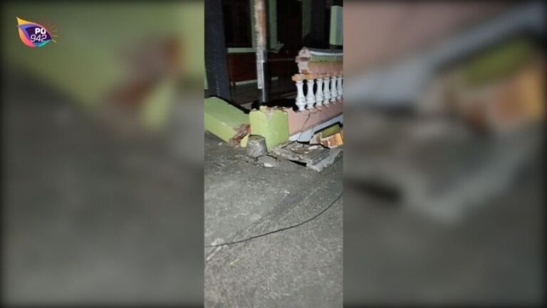 Grand Livina Tabrak Pagar Balai Desa Bajang Mlarak (Foto: Sri Nuryati)