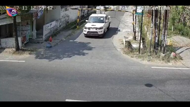 Terekam CCTV, Sebuah Mobil Tabrak Portal di Jalan Letjen. Sukowati (Foto: Alfin)