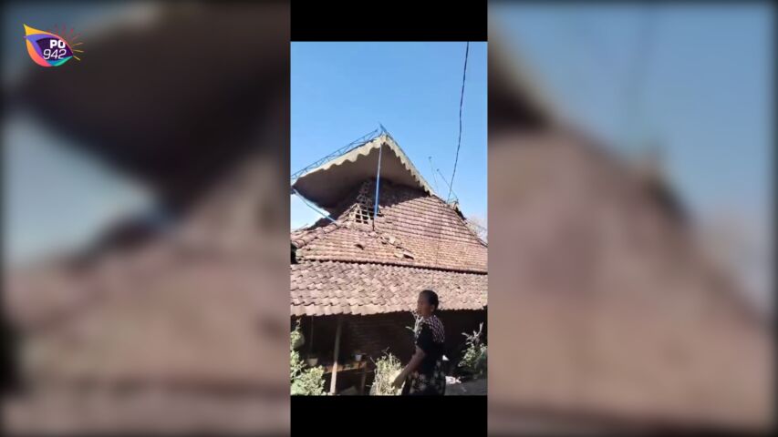 Terop Hajatan Terbang karna Angin Kencang Tersangkut di Atap Warga (Foto: Yudi)