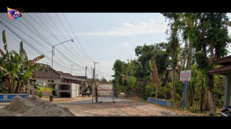 Direhabilitasi, Akses Jalan Kabupaten yang Menghubungkan Desa Nongkodono, Kecamatan Kauman dengan Kecamatan Jambon Ditutup Total (Foto: Gatot)