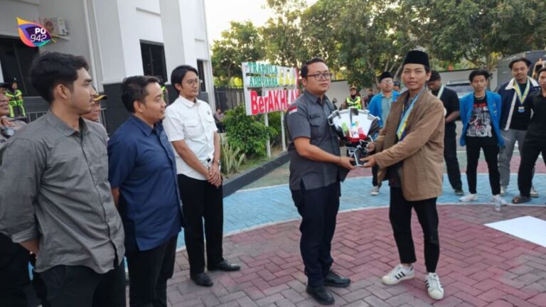 PMII Ponorogo Berikan Buket Cotton Bud dan Bayclin (Foto: Yudi)