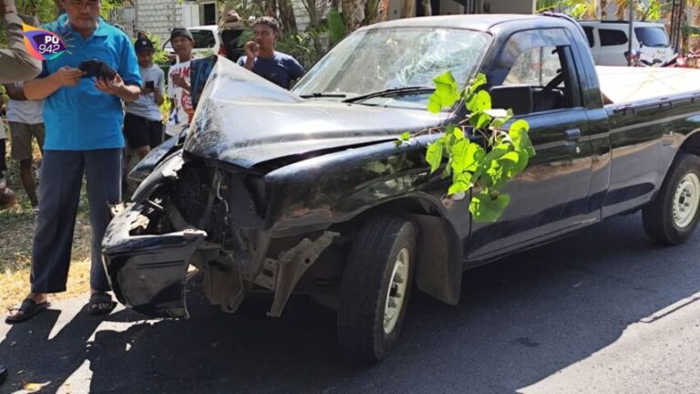 Laka Tunggal di Sraten Jenangan Ponorogo, Pikap Tabrak Pohon Mangga (Foto: Amrih Widodo)