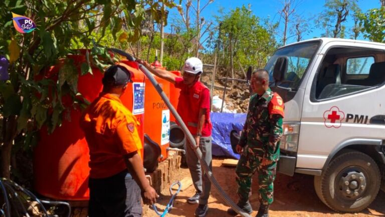 PMI Bantu Dropping Air Bersih ke Desa Munggu (Foto: Luhur Karsanto)