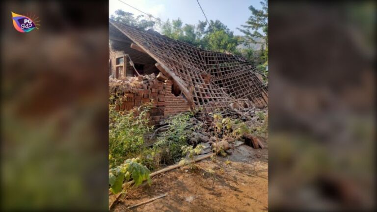 Rumah Roboh di Desa Nglewan Sambit (Foto: Panti Siswanto)