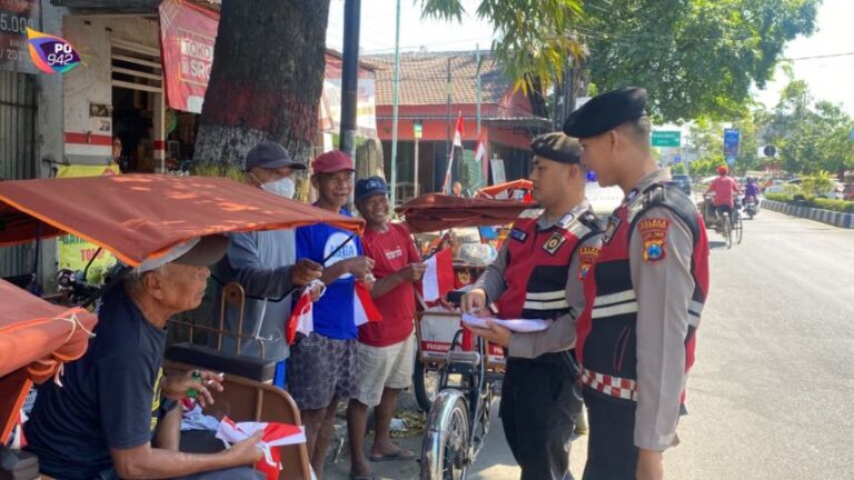 Polres Ponorogo Bagikan Ratusan Bendera Merah Putih ke Ojol dan Abang Becak (Foto: Yudi)