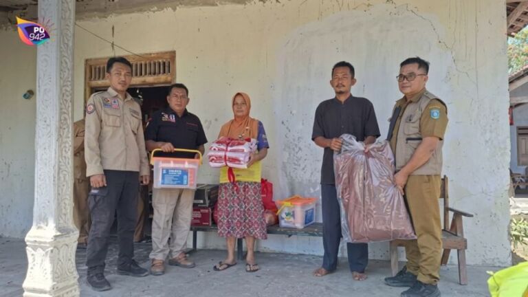 Tagana Dinsos Salurkan Bantuan Kepada Korban Kebakaran (Foto: Istimewa)