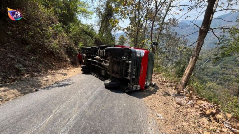 Truk Pengangkut Perkakas KDMP Mengalami Laka di Bungkal (Foto: AKP Ikhwanul)