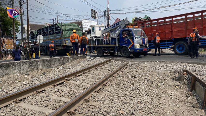 Truk Tronton Mogok di Perlintasan Rel Madiun (Foto: Tohari)