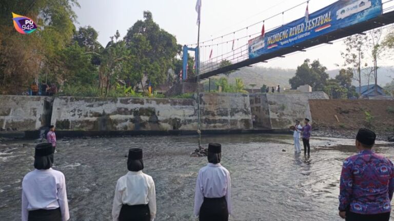 Pemdes Ngindeng adakan Upacara di Sungai (Foto: Yudi)