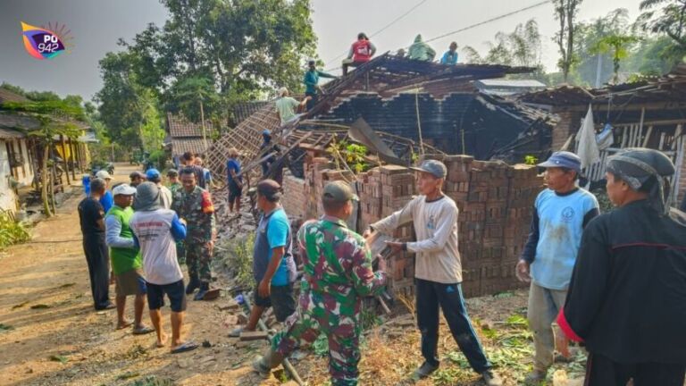 Warga dan Koramil Gotong Royong Bersihkan puing Reruntuhan Rumah Ambruk di Nglewan Sambit (Foto: Panti Siswanto)
